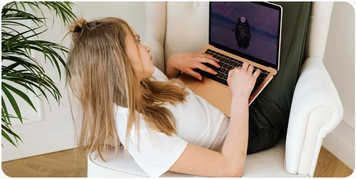 una persona y una niña usando una computadora portátil