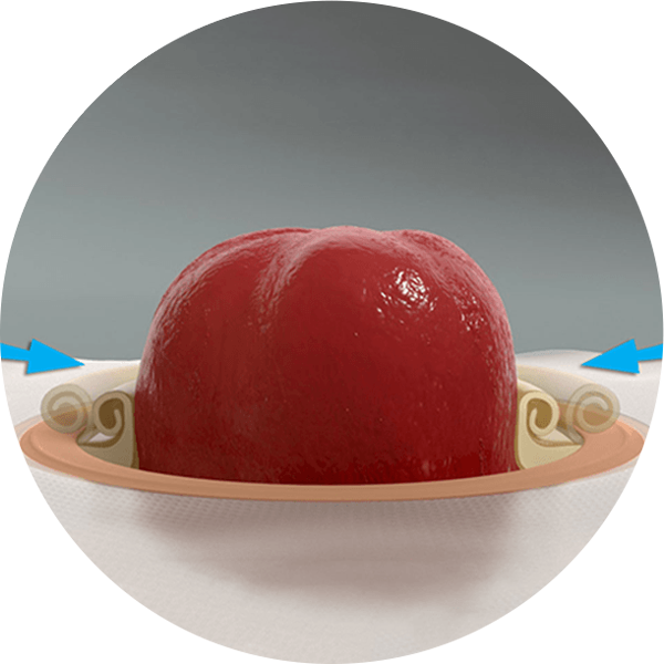 uma bola vermelha em um prato
